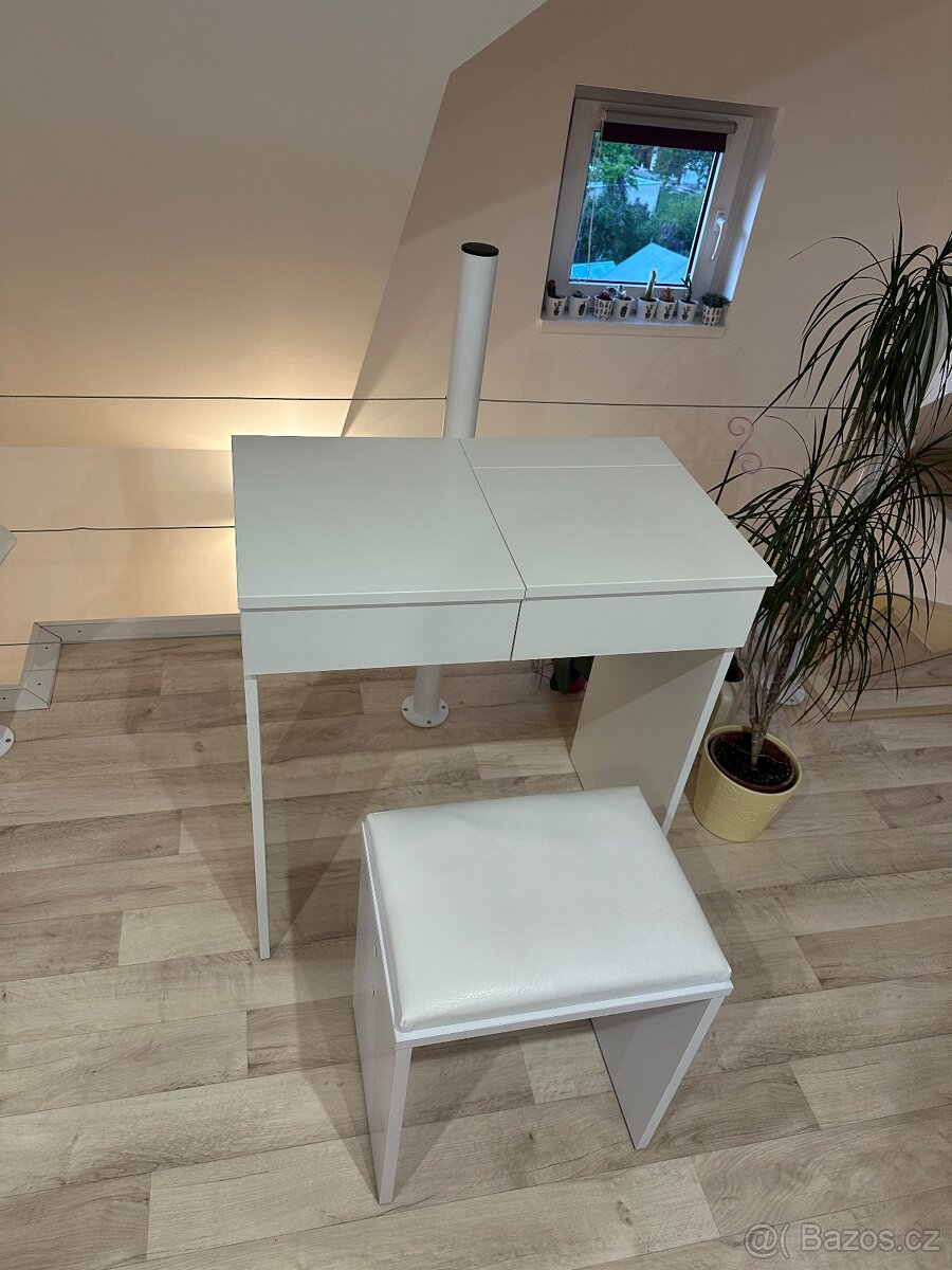 Kosmetický stolek s taburetkou