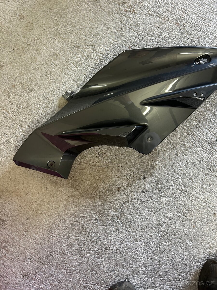 Boční plast Yamaha YZF - R125 2011