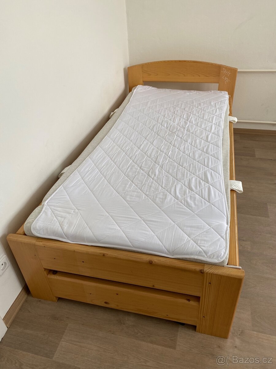 Postel 90x200 cm + rošt a matrace