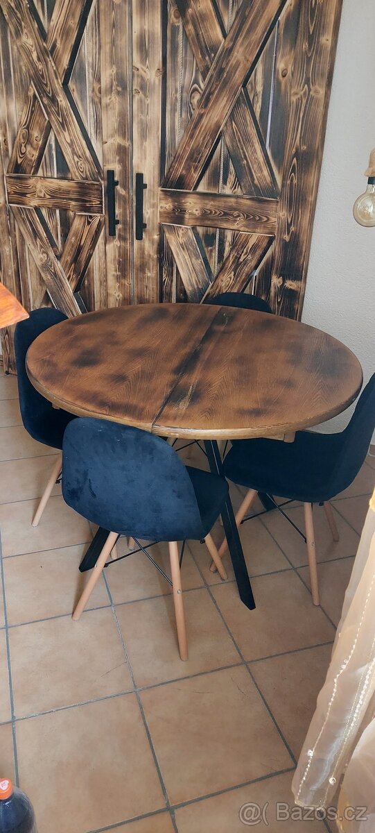 Stůl s židlemi
