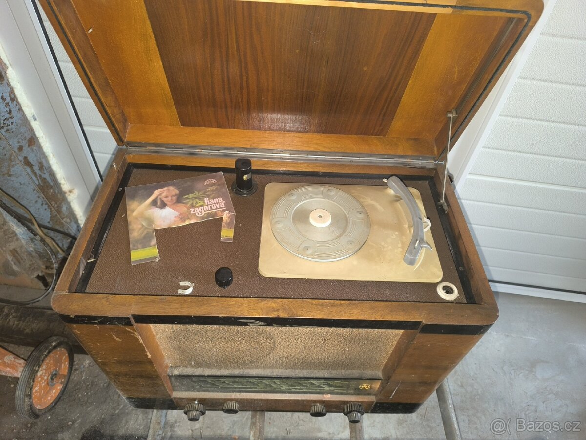 Retro rádio s gramofonem