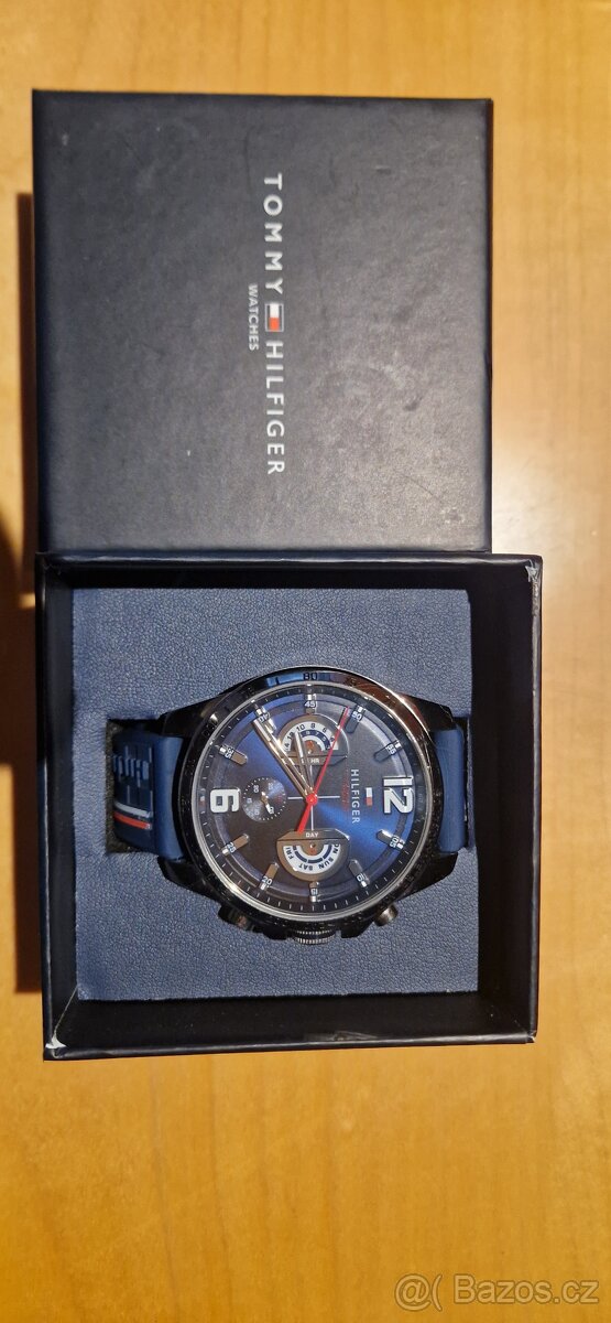 Krásné hodinky Tommy Hilfiger nevhodný dar