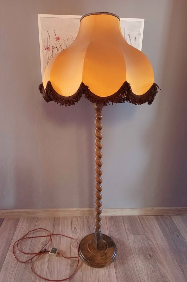 Starozitna drevena lampa