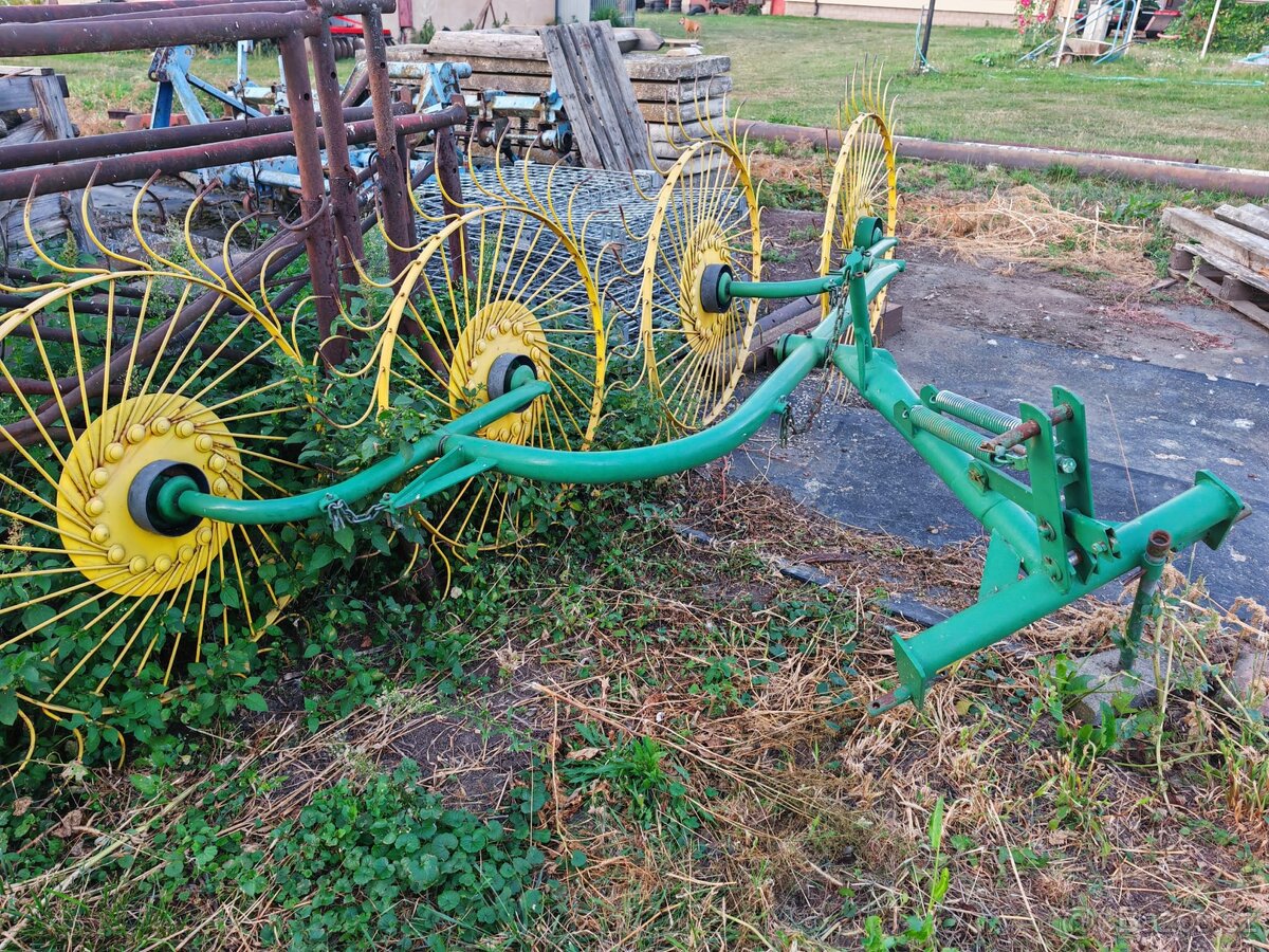 Obraceč a shrnovač sena