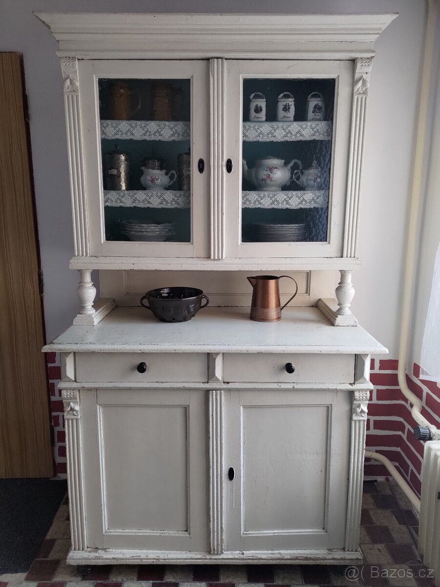 Starožitná kredenc