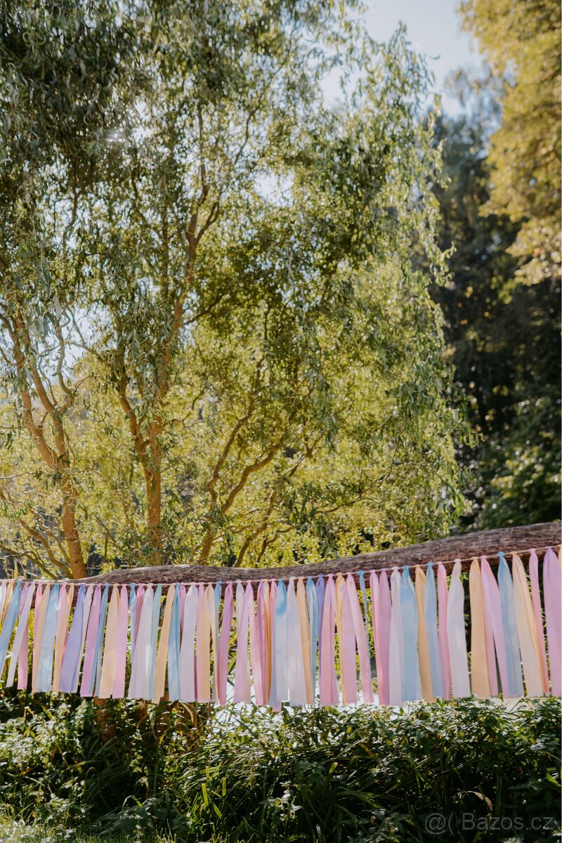 Svatební výzdoba - stužkové řetězy pastelové