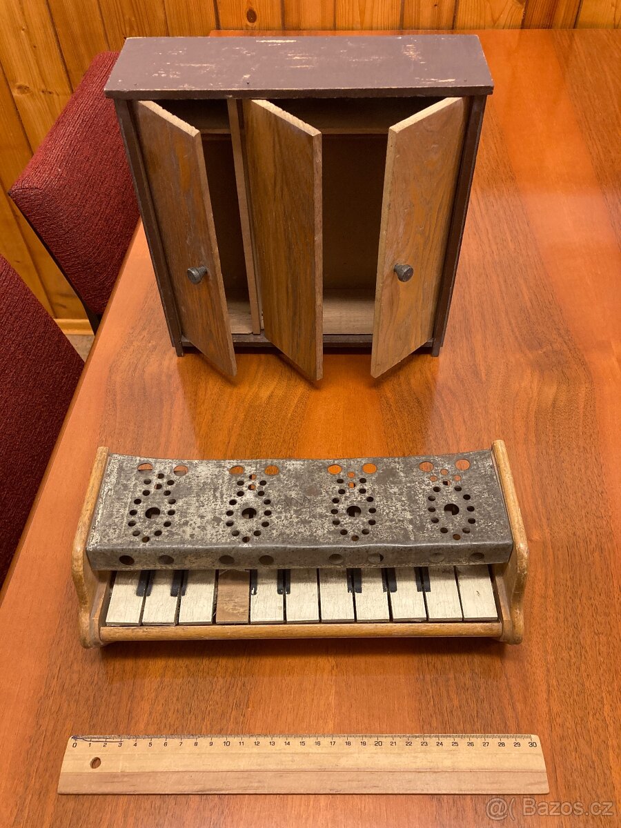 Starožitná retro hračka, nábytek, xylofon, klavír