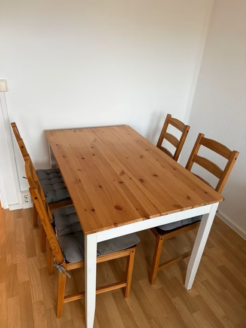 Stůl jídelní a 4 židle - velmi pěkný stav