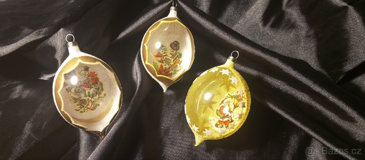 Mix starých vánočních ozdob.