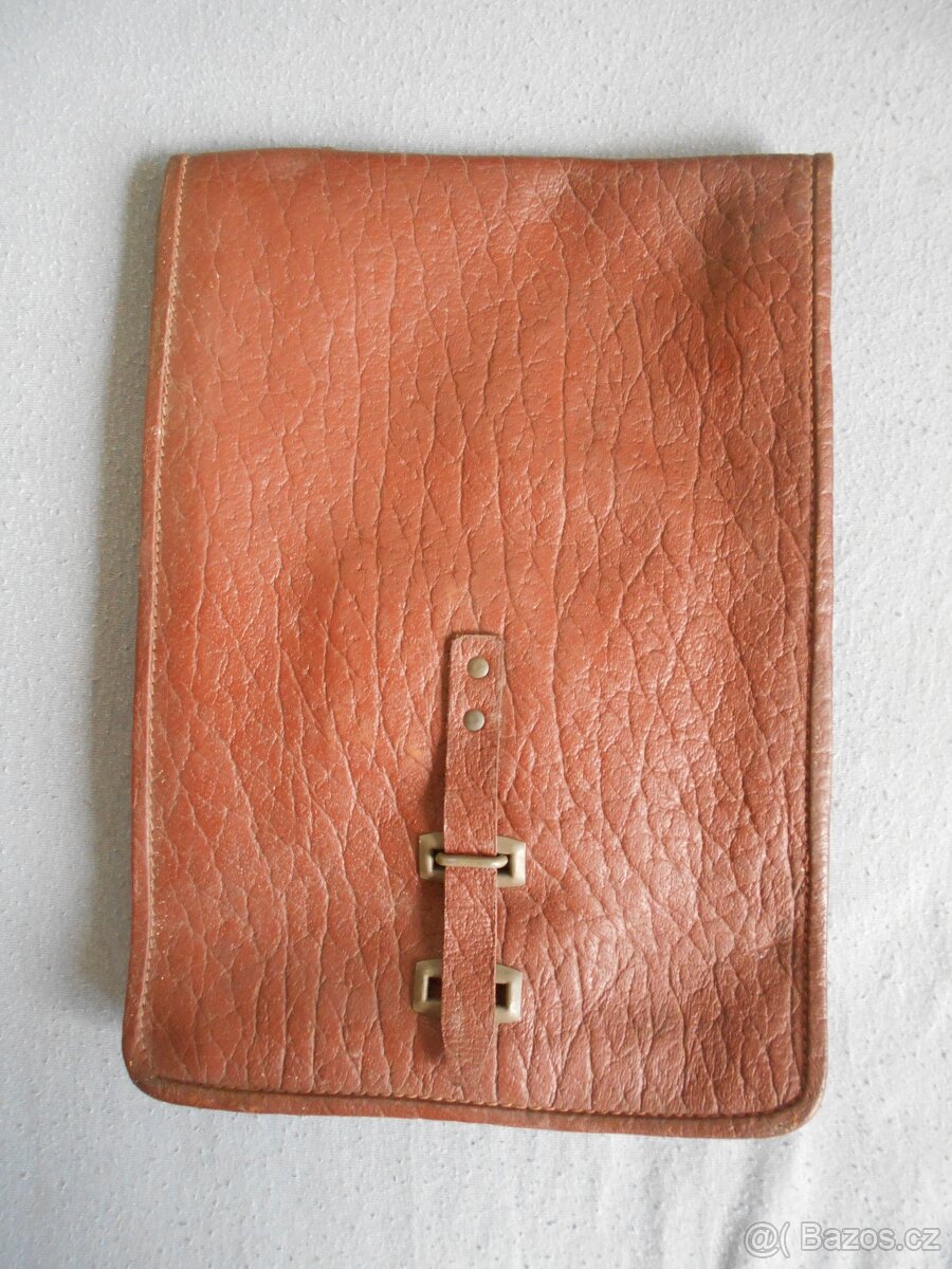 Stará, vojenská, kožená brašna.