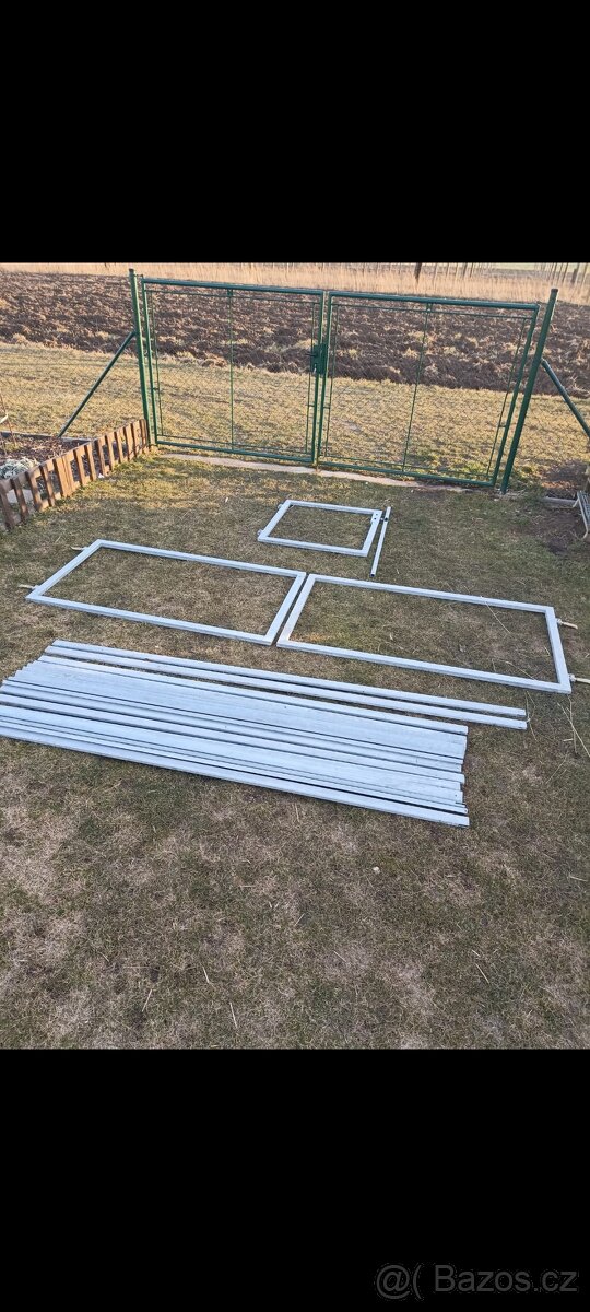 Branka a dvoukřídlá brána