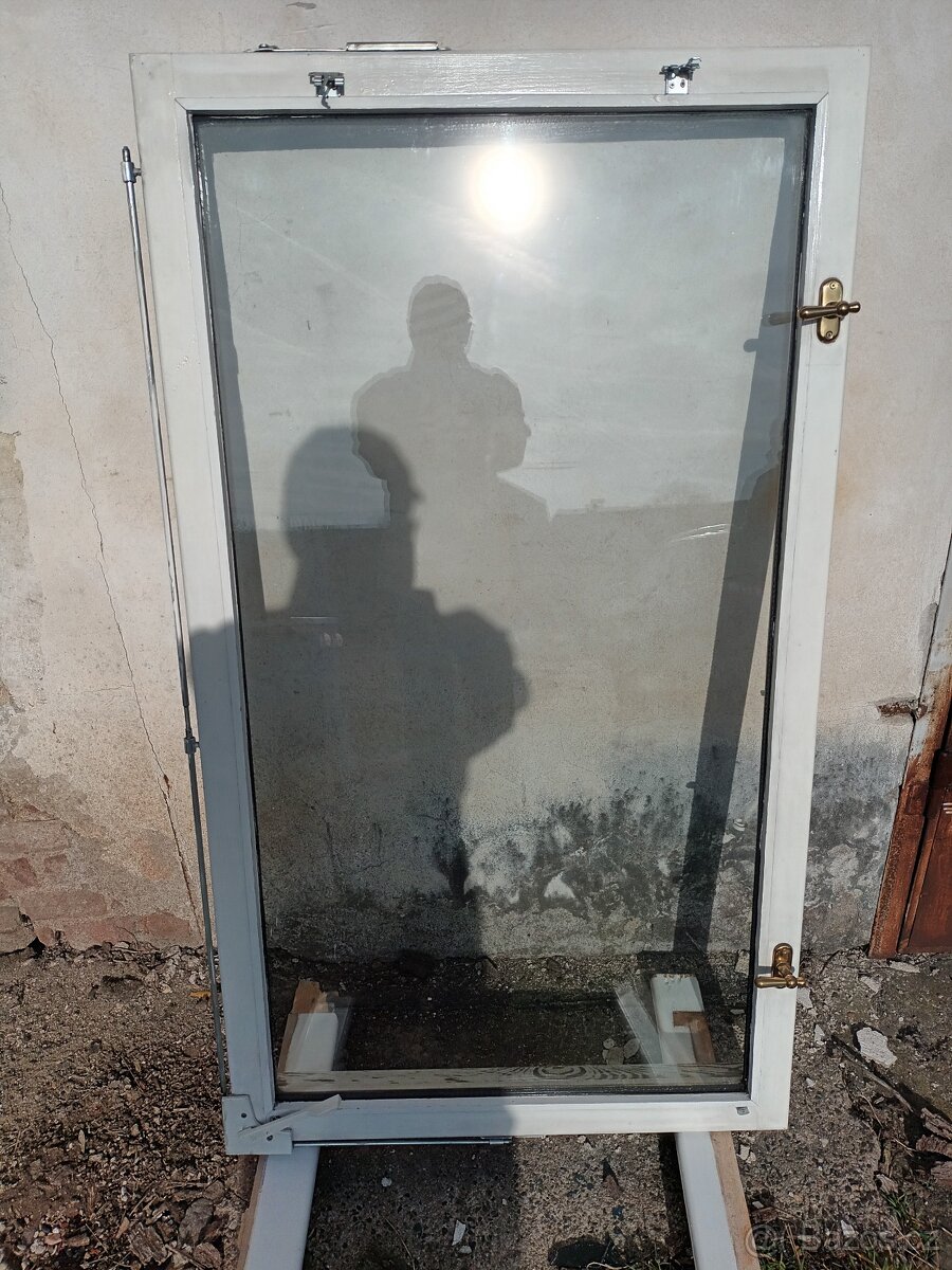 okno- křídlo, dřevěný rám- sklená výplň vákuované dvojsklo