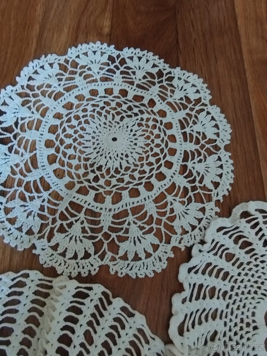 Tři staré háčkované dečky