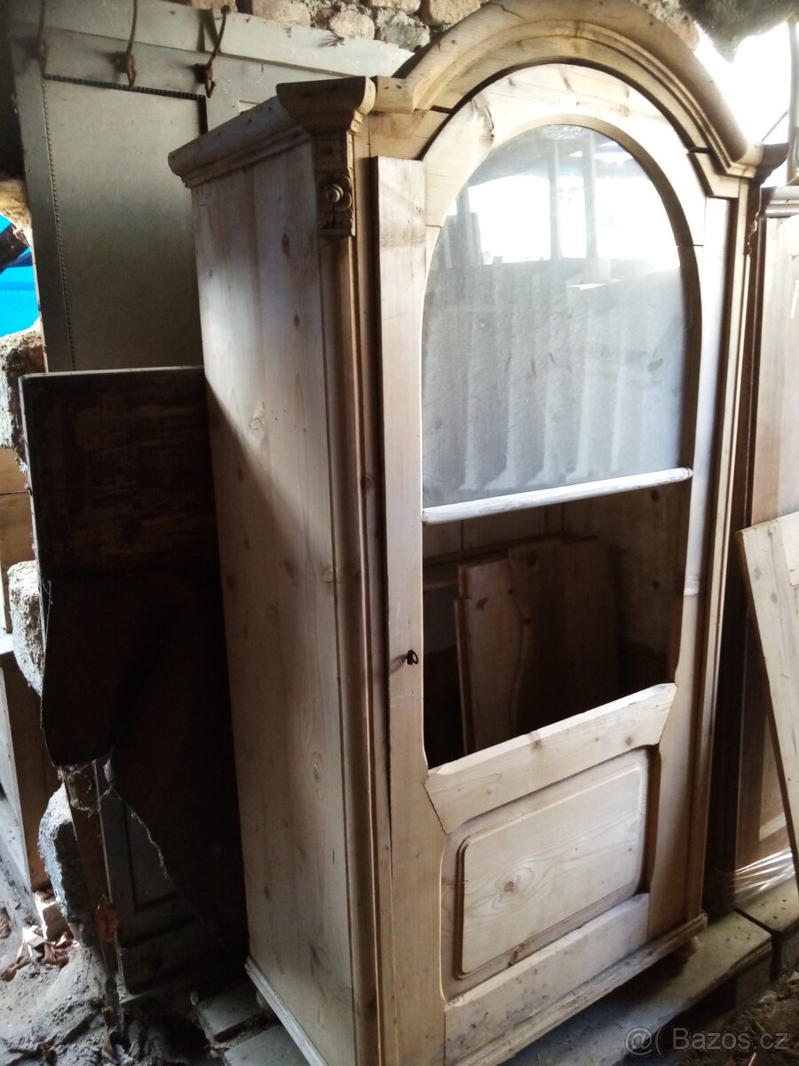 Starožitný Selský skleník, skříň
