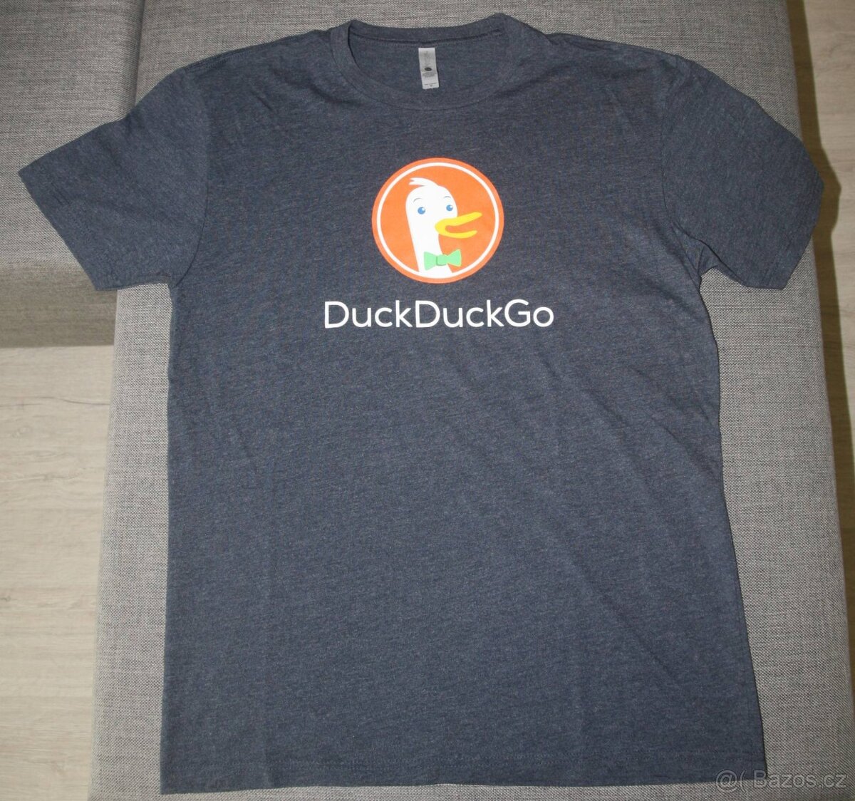 Oficiální DuckDuckGo tričko, velikost M + nálepka
