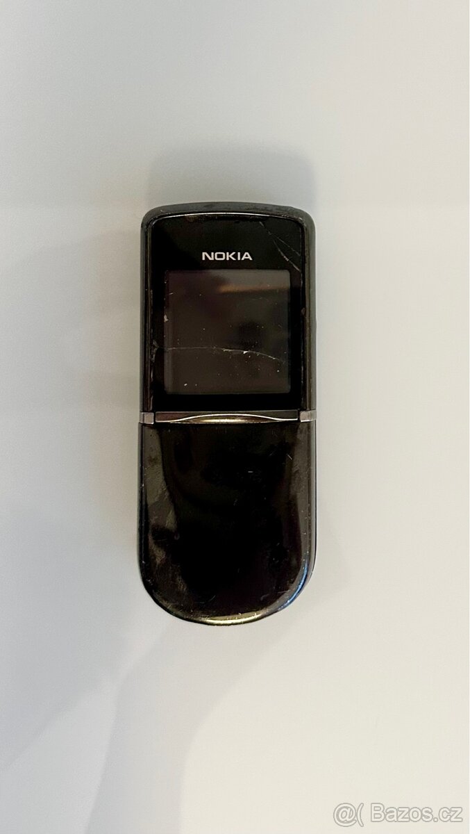 Starý sběratelský kus mobilu Nokia 8800