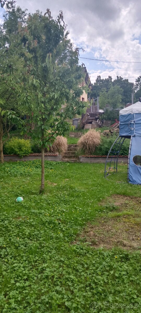 Krásný slunný pozemek včetně sítí (voda, elektřina, odpady)