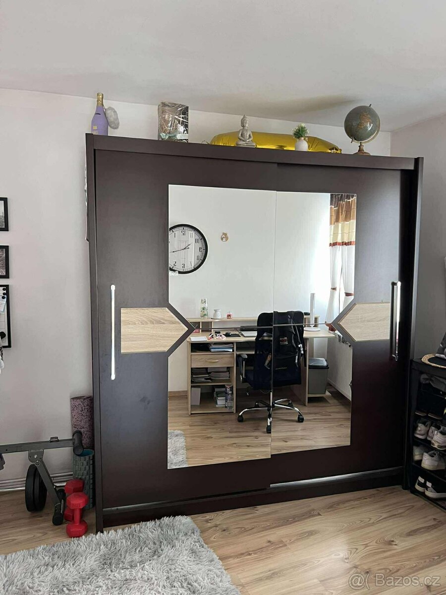 Šatní skříň