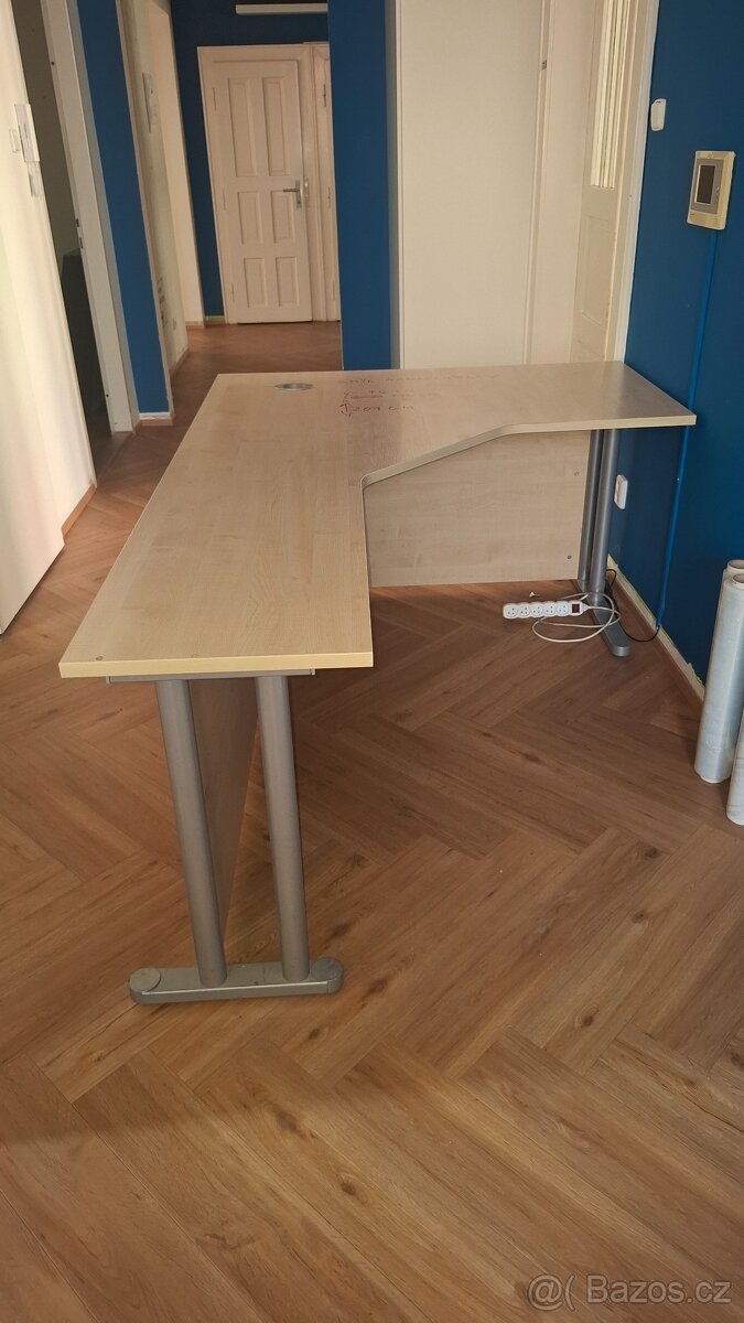 Stoly Kancelářské stoly Pracovní stoly Skříně