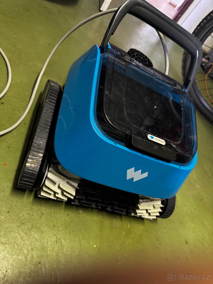 Automatický vysavač azuro warrior