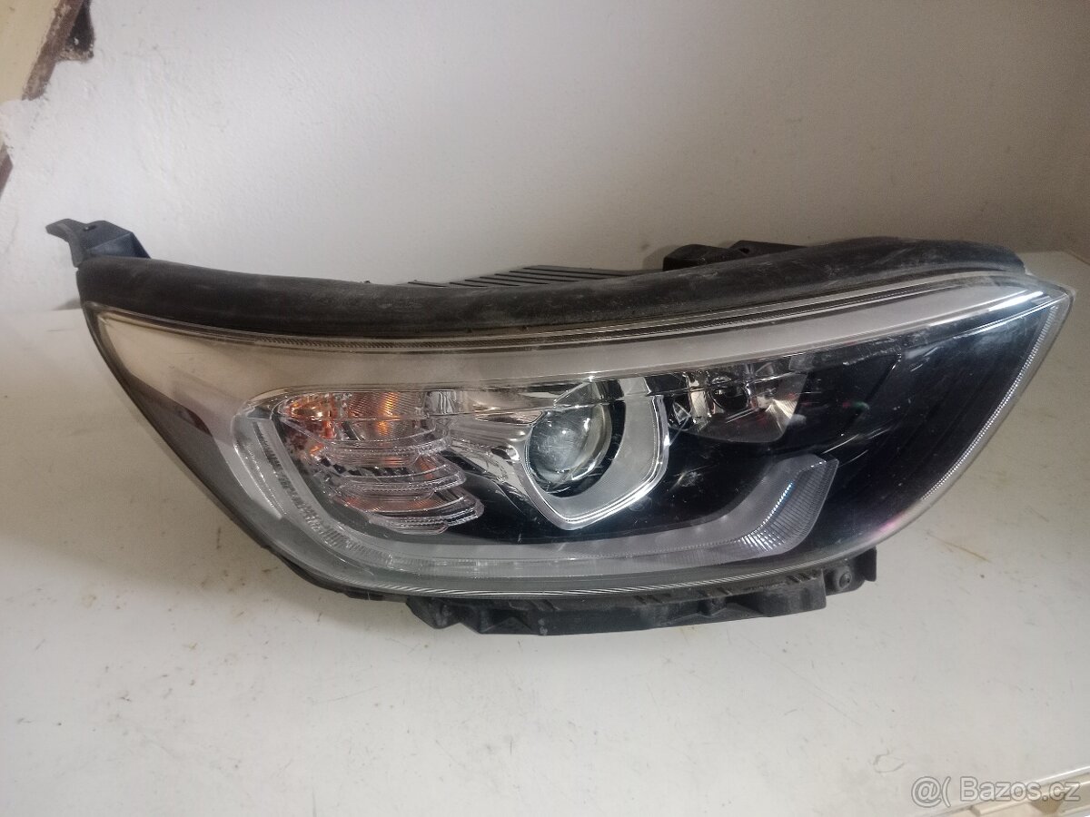 Kia stonic ,právé přední světlo