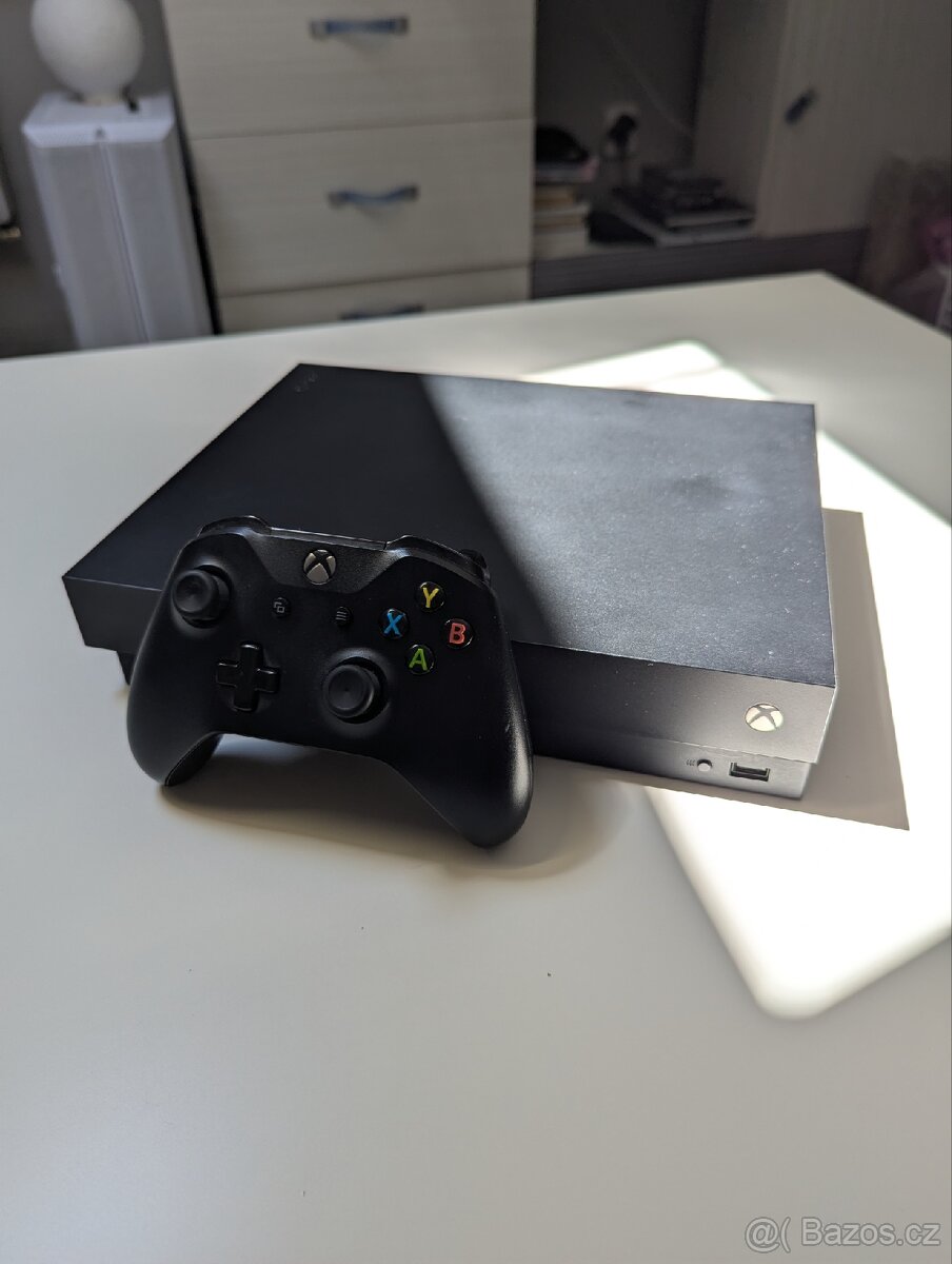 Xbox One X 1TB + ovladač + kabely + krabice