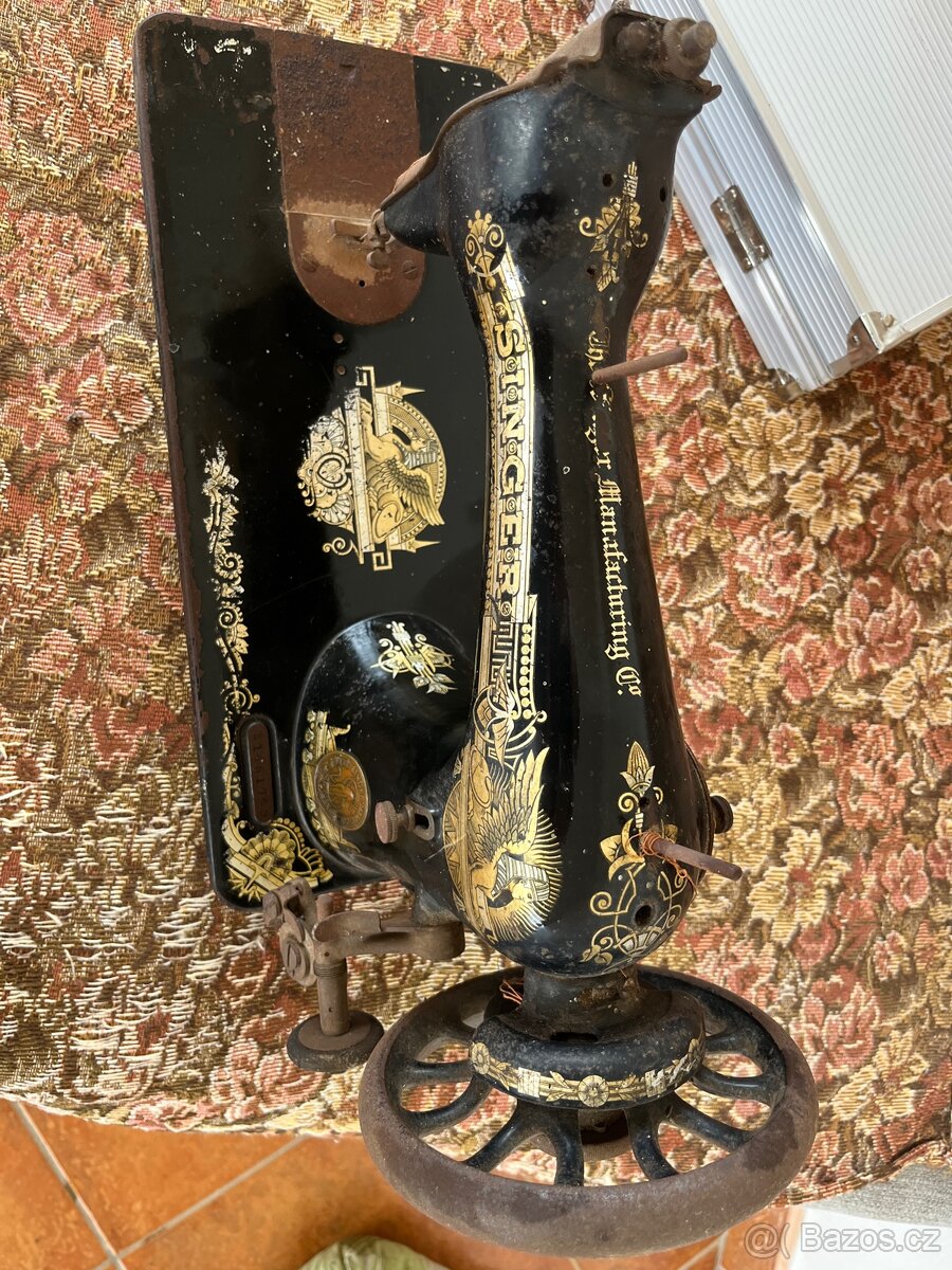 Starý šicí stroj Singer Model 27 (rok 1906) originální stůl