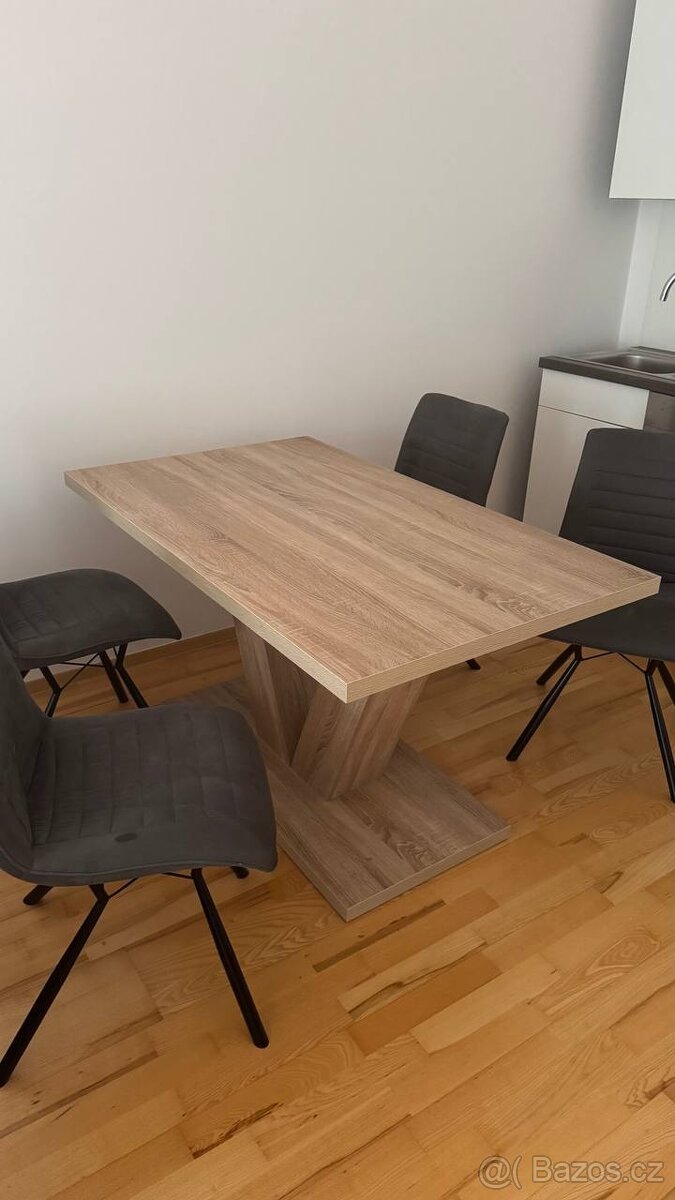 kuchyňský stůl
