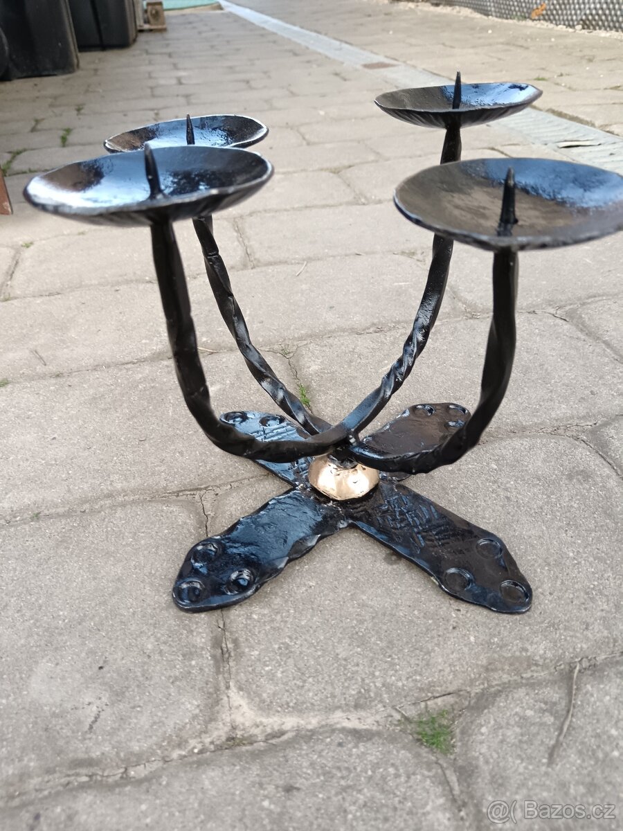 Kovaný svícen na 4 svíčky