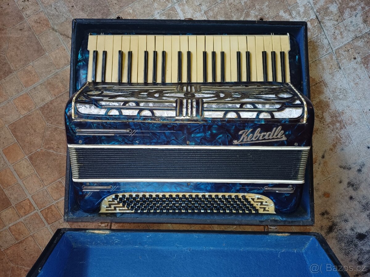 Akordeon, historická pianová harmonika KEBRDLE 120 basů
