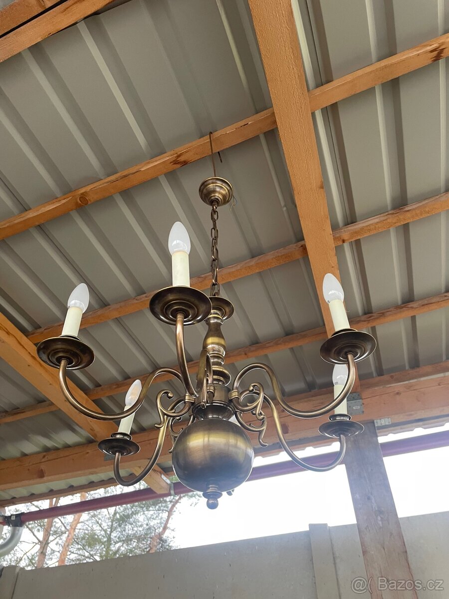 Mosazný šestiramenný lustr.