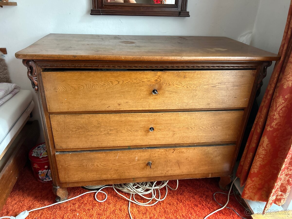 Starožitná komoda