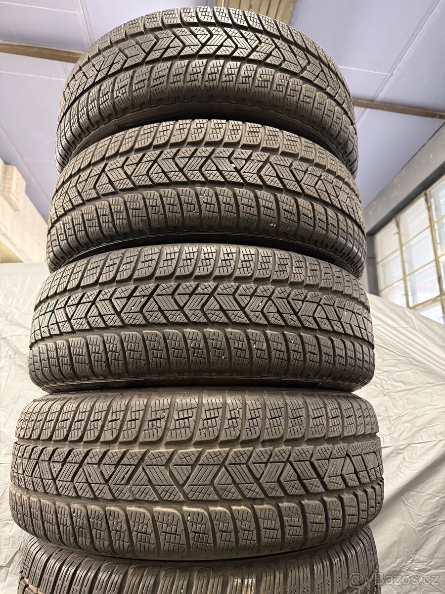 prodám zimní 215/60/17 Pirelli