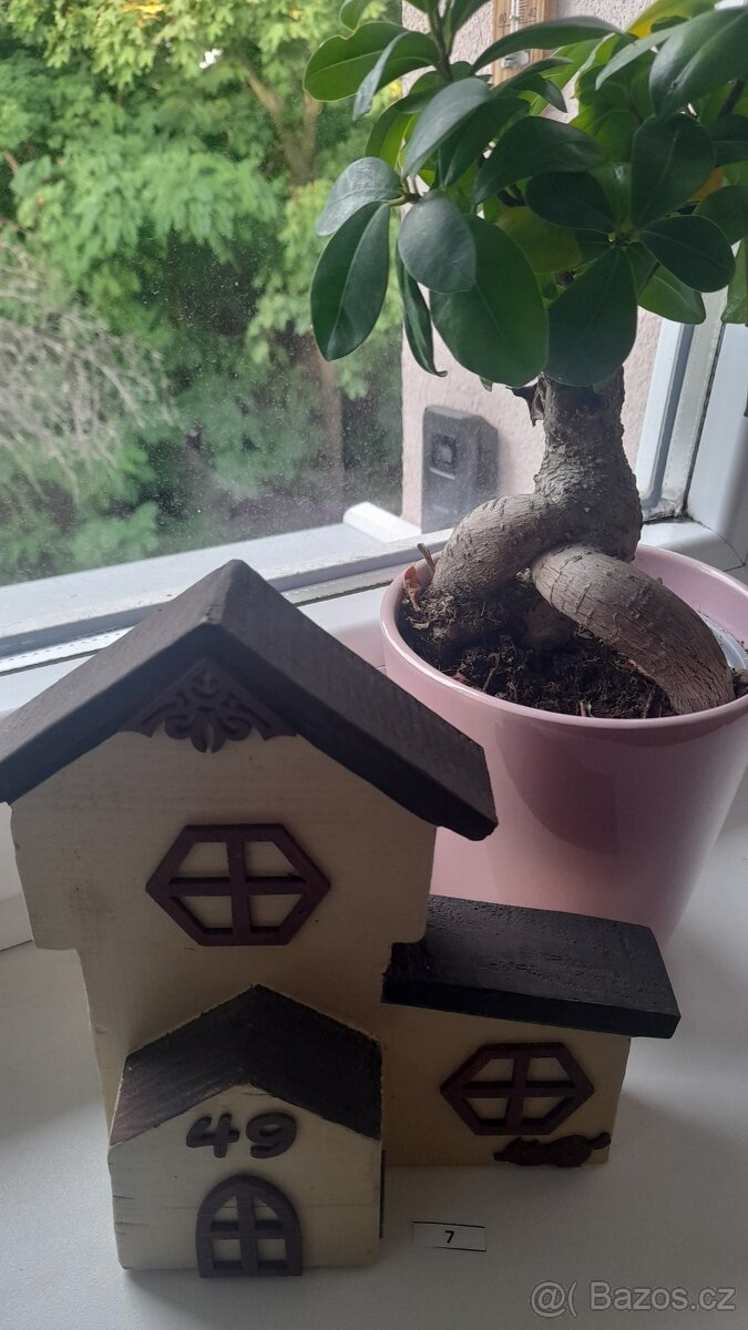 Dřevěný baráček - domeček, kostelík na parapet okna č. 7