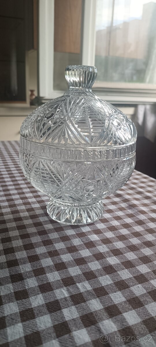 Broušená skleněná dóza s víkem vintage kousek