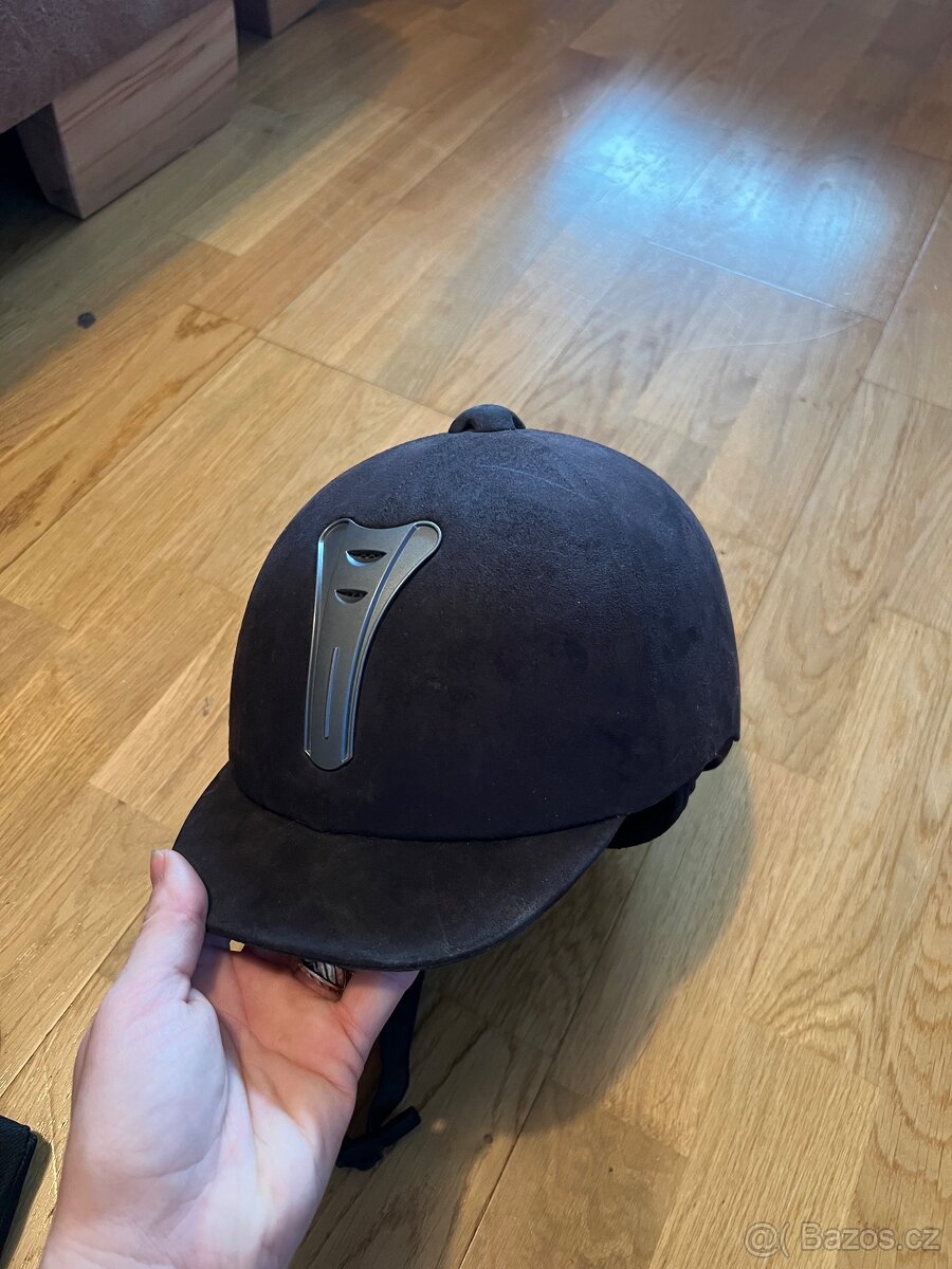 Černá jezdecká helma wembely 55cm