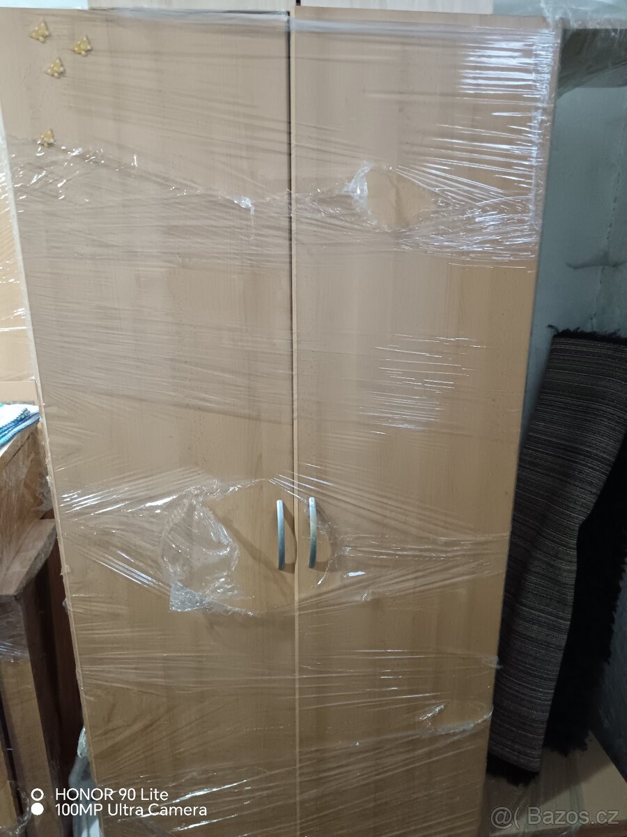 Šatní skříň a televizní stolek