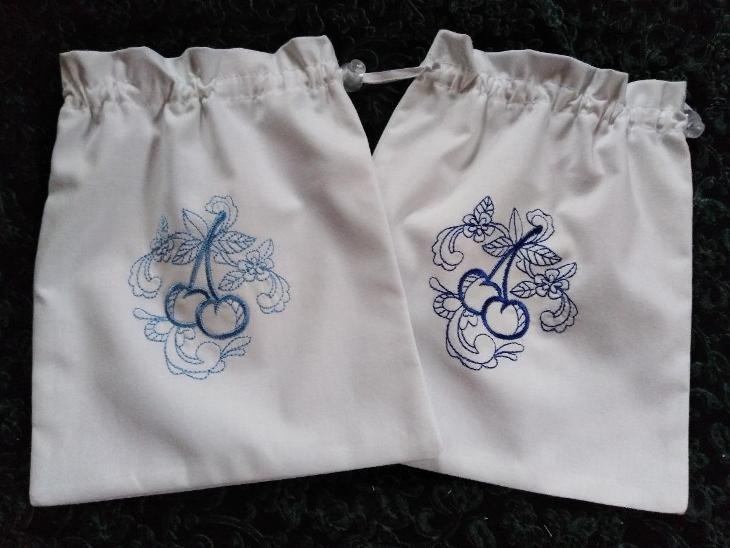 VYŠÍVANÉ PYTLÍČKY - MODRÉ TŘEŠNĚ 2 kusy