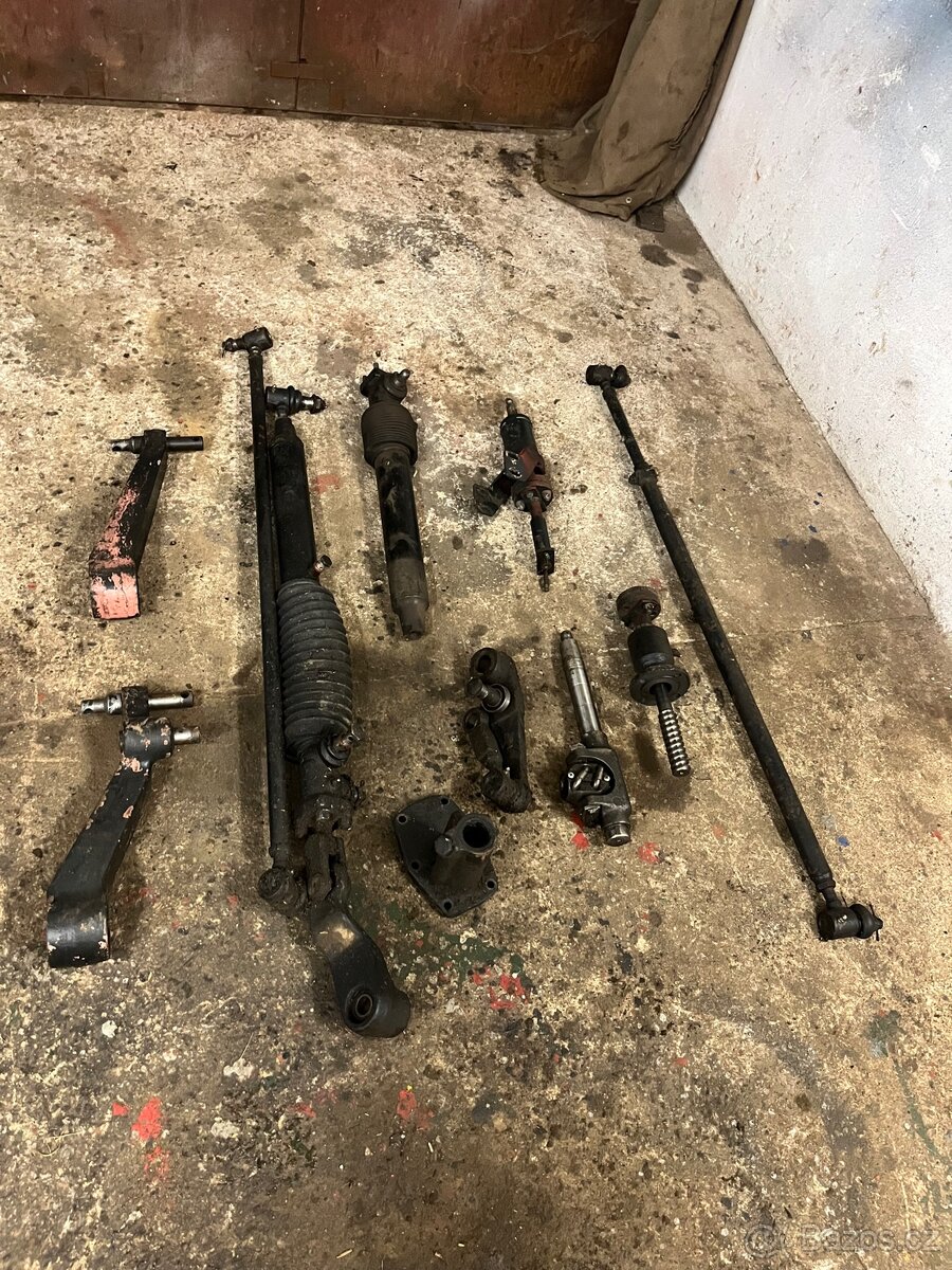 Posilovač řízení a ramena hydrauliky
