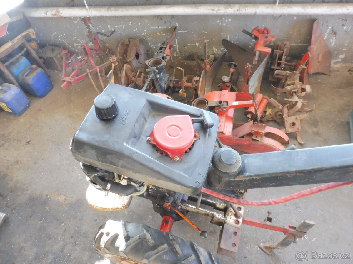 prodám malotraktor vari s množstvim nářadí, výborný stav