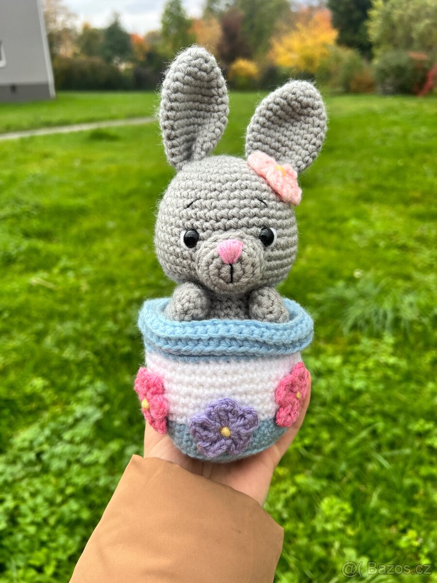 Háčkovaná hračka- velikonoční králíček