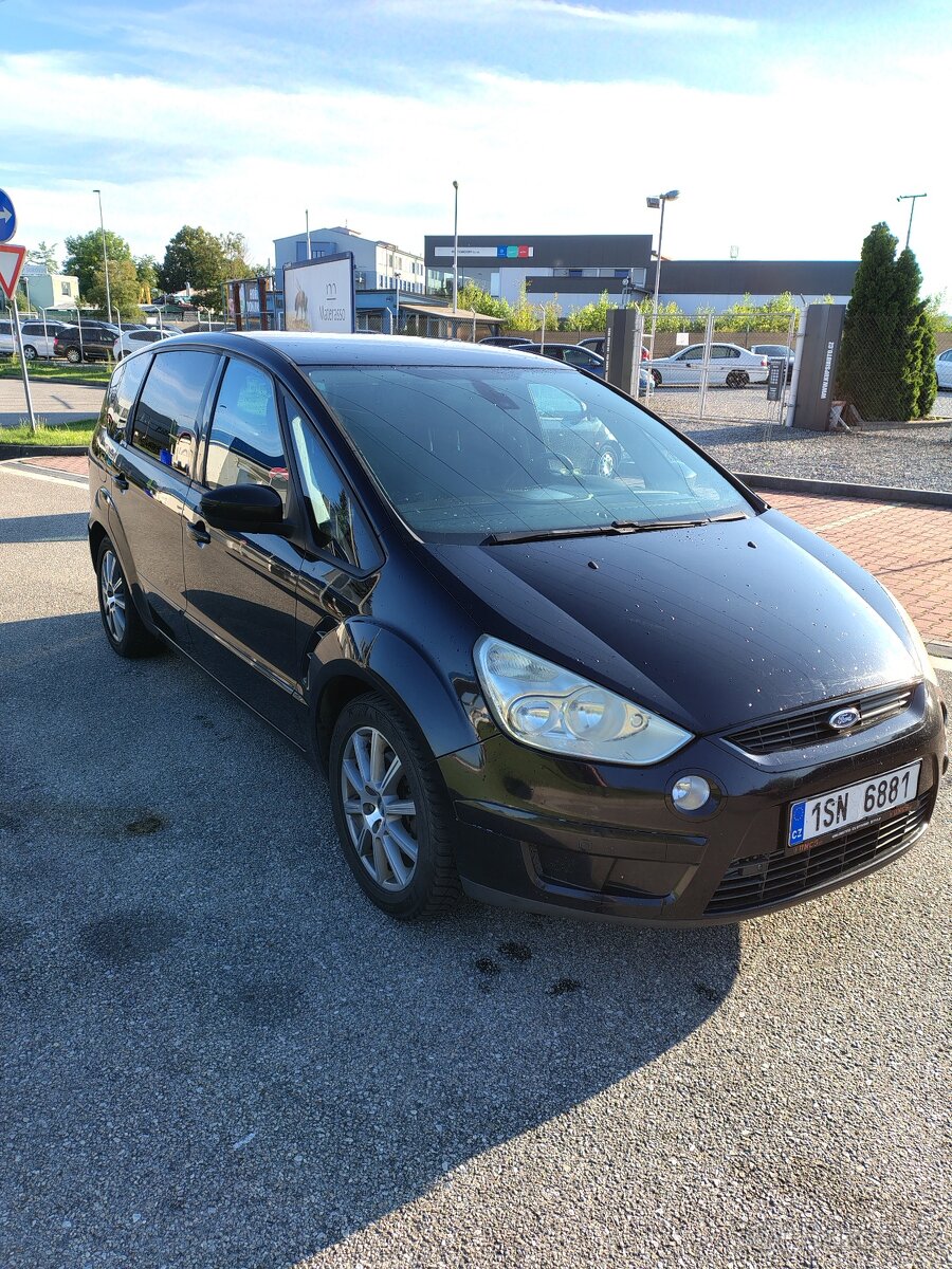 Ford S-Max ,Tažné zařízení, 5 míst.