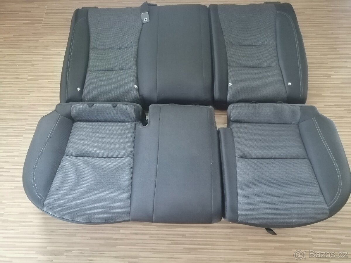 Hyundai i30 combi r.v.2015 komplet zadní sedačky