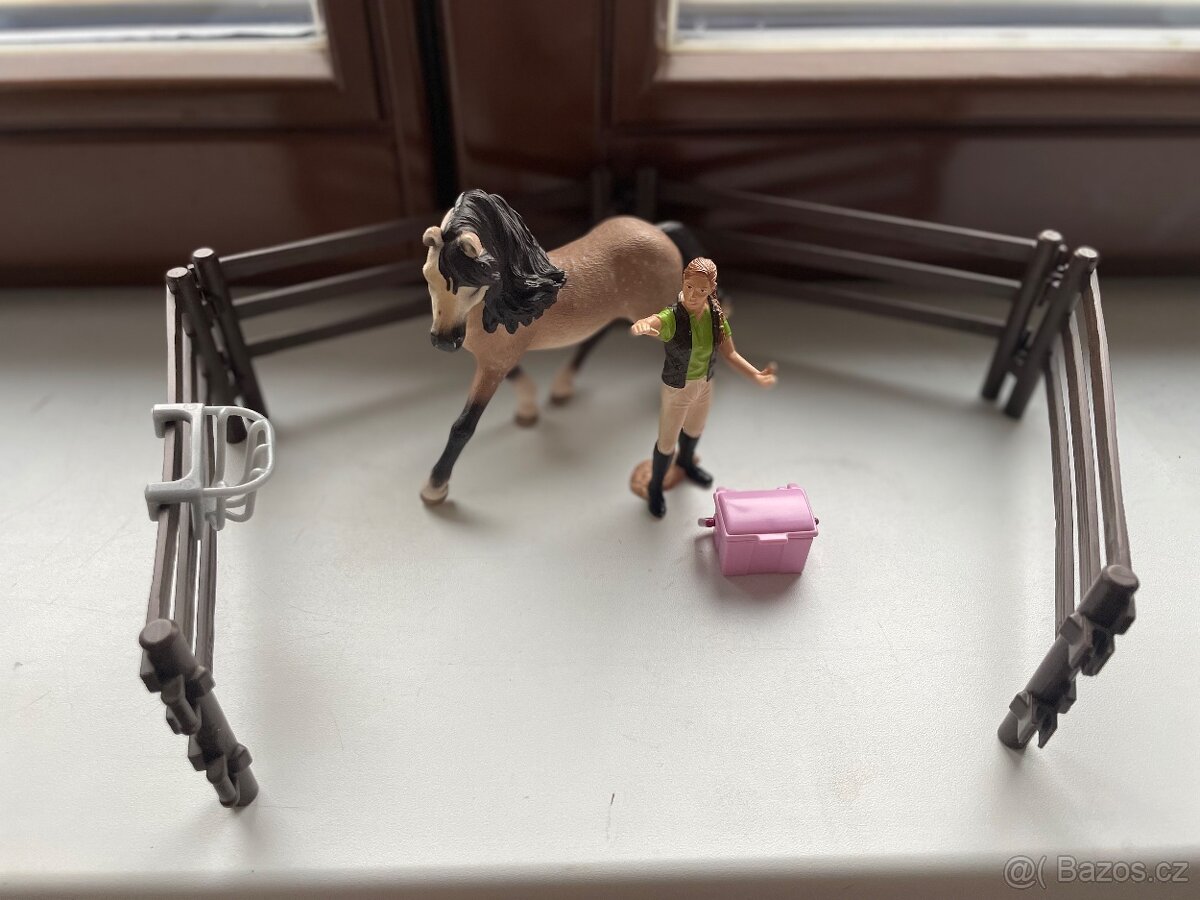 Schleich set ohrada, kůň, ošetřovatelka a příslušenství