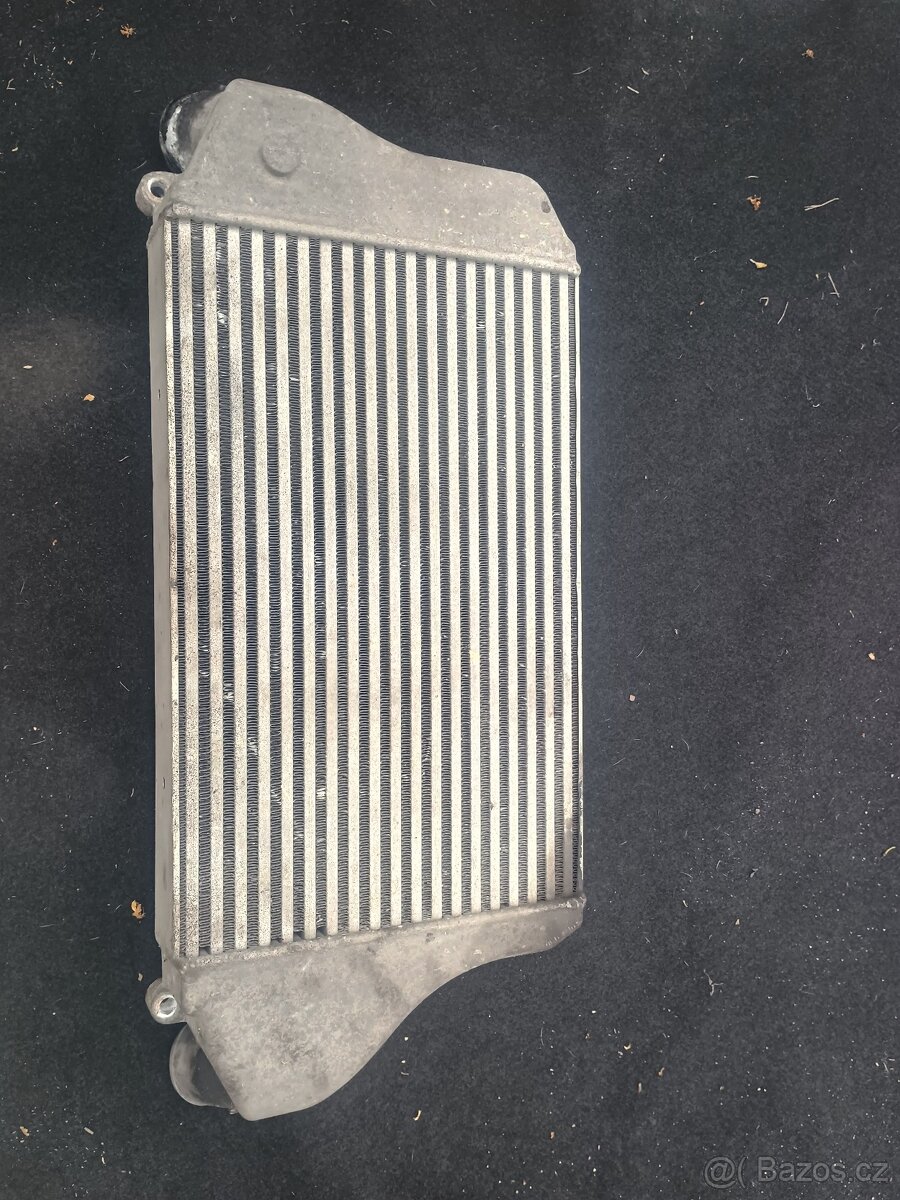 Intercooleru Mitsubishi fuso ( mezichladič)