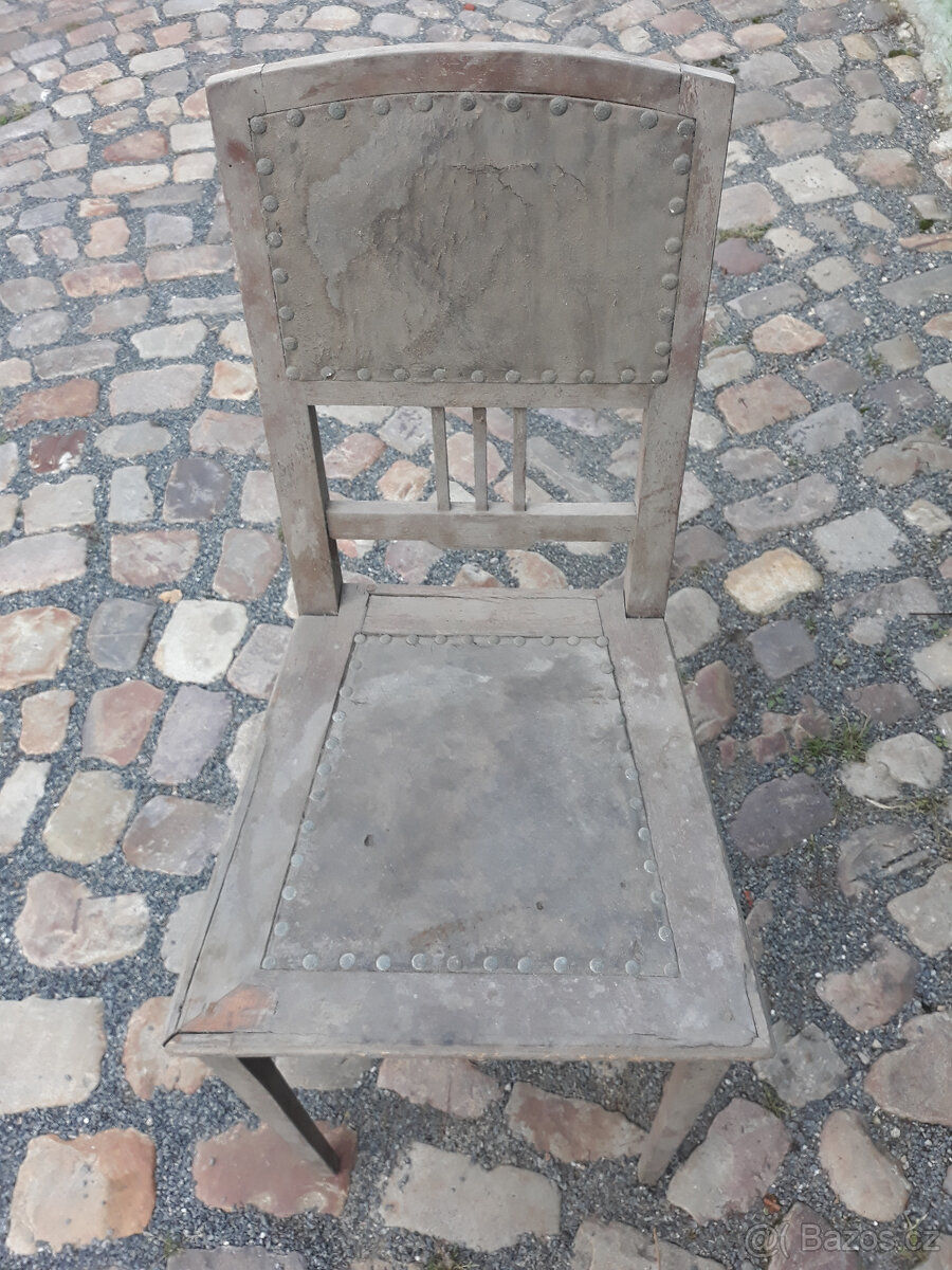 Starožitná židle s koženým sedákem.
