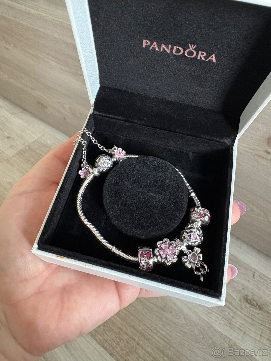 Pandora náramek s přívěsky
