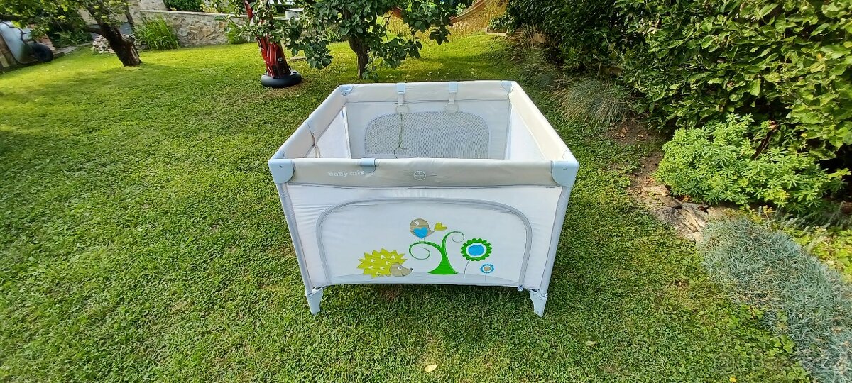 Dětská skládací ohrádka Baby Mix 106x106 ježek grey