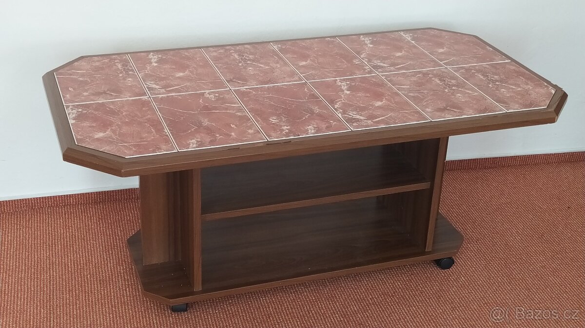Konferenční stůl s dlaždicemi