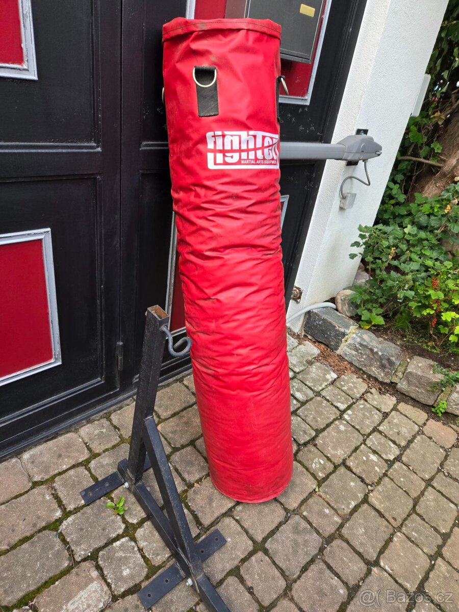 Boxerský pytel Fighter se šibenicí na zavěšení.